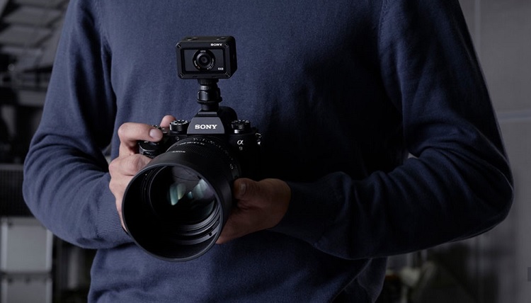 máy quay RX0 còn có thể kết hợp tuyệt vời cùng chiếc máy ảnh sony dslr
